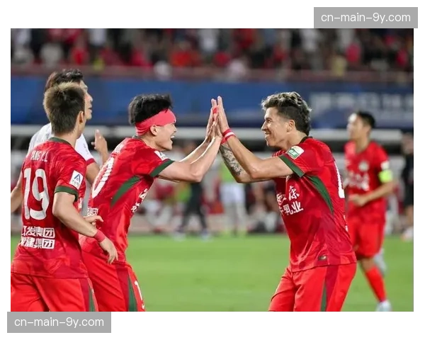 镜头记录：梅州客家中场球员连续三次铲抢，点燃主场气氛